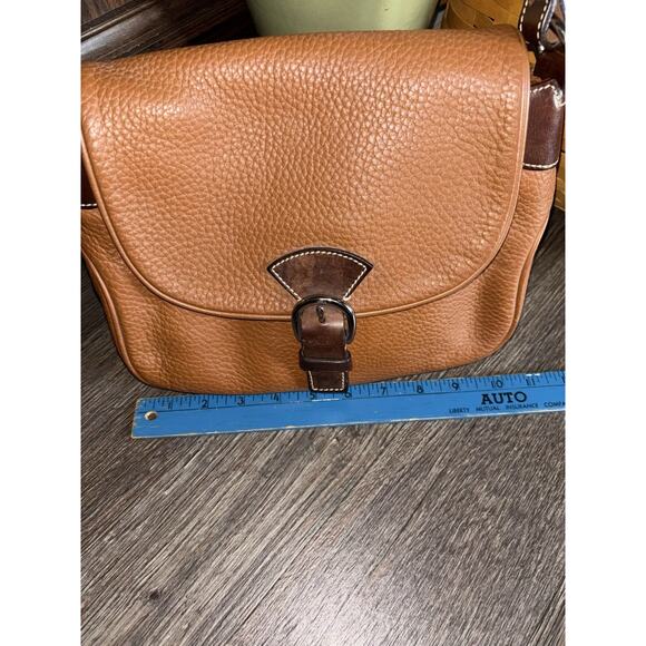 Dooney & Bourke tan saddle slim flap bag All-Weather Leather EXCELLENT COND - Picture 4 of 13